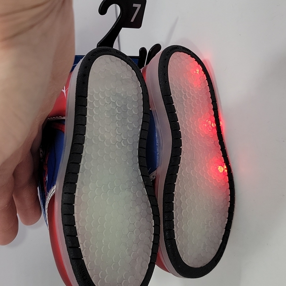 Boy's Spiderman Light-up Sneakers- size 7 - Picture 9 of 10